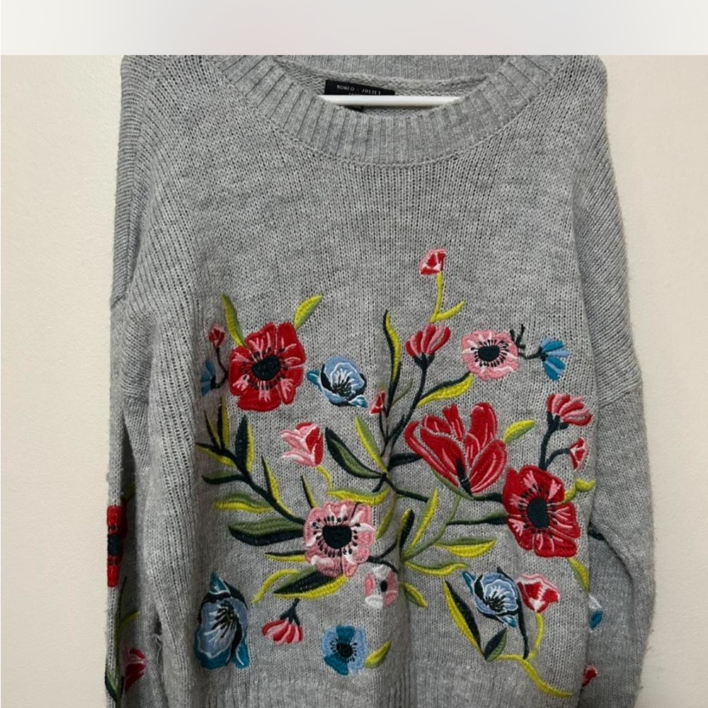 Romeo & Juliet Couture Gray Sweater with Floral Embroidery